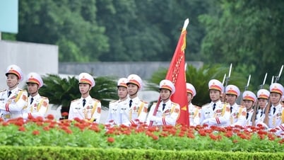 Les officiers chargés de préserver le corps de l'Oncle Ho reçoivent des allocations spéciales.