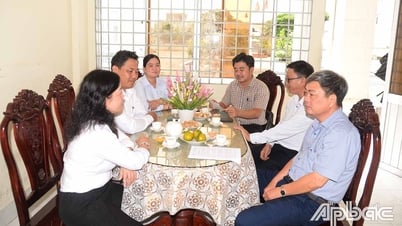 Vice Chairman of Dong Thap Provincial People's Council Pham Van Chuan inspected the working situation at An Huu Commune People's Committee.