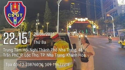 칸호아 교통경찰, "고원 교사, 나트랑에 오면서 떨다" 영상 확인