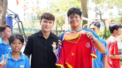 투안하이는 하이봉학교 학생들로부터 특별한 선물을 받았습니다.