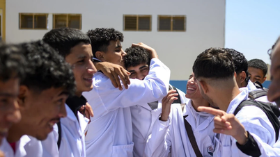 Học sinh Morocco giúp bạn trở lại trường