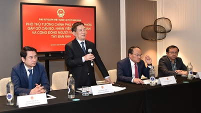 Vizepremierminister Ho Duc Phoc traf sich mit Beamten, Mitarbeitern der Botschaft und der vietnamesischen Gemeinde in Spanien.