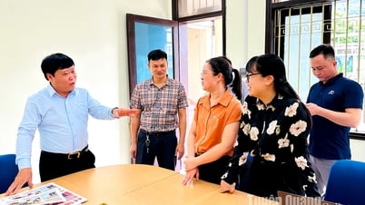 Le rédacteur en chef du journal et de la radio-télévision Tuyen Quang, Mai Duc Thong, travaille avec les dirigeants et les employés de l'unité après la fusion.