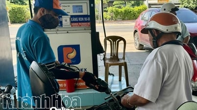តម្លៃ​សាំង និង​ប្រេង​ធ្លាក់​ចុះ​ពី ៩៣០ មក ១.២១០ ដុង/លីត្រ។