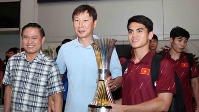 U23 Việt Nam cùng cúp vô địch trở về trong vòng tay người hâm mộ