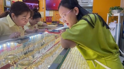 Giá vàng hôm nay 30/7/2025: Giá vàng trong nước và thế giới đảo chiều ngoạn mục vào phút cuối đóng cửa