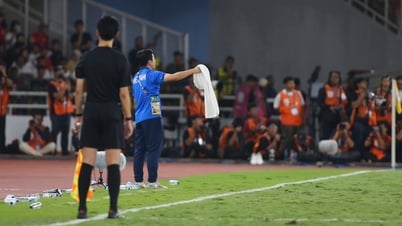 HLV Kim Sang-sik lý giải 'ám hiệu' đặc biệt qua… chiếc khăn tắm, hạnh phúc dâng trào vì U.23 Việt Nam