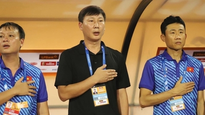 Lý giải hành động vẫy khăn tắm đến từ trợ lý của HLV Kim Sang Sik