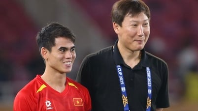 Khoảnh khắc ‘điệu đà’ của đội trưởng Khuất Văn Khang: Lên nhận HCV là phải đẹp trai