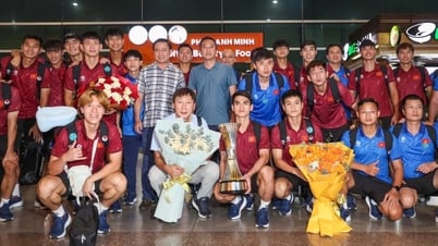 U23 Việt Nam về đến TPHCM, rạng rỡ bên cúp vô địch Đông Nam Á