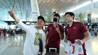 Người hâm mộ Indonesia vây quanh chụp ảnh, xin chữ ký U23 Việt Nam tại sân bay Jakarta