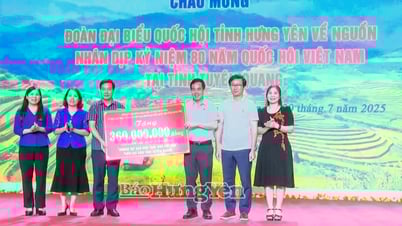 Đoàn đại biểu Quốc hội tỉnh trao kinh phí hỗ trợ tỉnh Tuyên Quang xóa nhà tạm, nhà dột nát