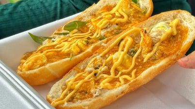 Bánh mì xốt gạch cua 'gây sốt' ở TP.HCM: Món lạ khiến khách ùn ùn kéo đến