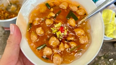 Quán bánh canh Nam Phổ 10.000 đồng ở Huế: Đông kín khách, đến trễ là hết