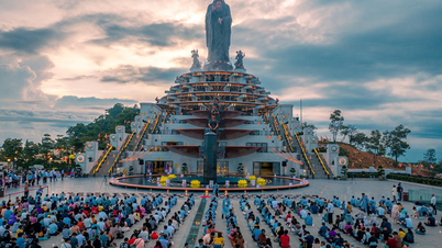 Pilgrimage to Ba Den Mountain on the occasion of Vesak 2025: Worship Buddha's relics, light candles to pray for peace