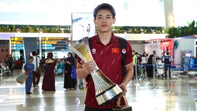 Đình Bắc ‘khệ nệ’ cầm cúp, CĐV Indonesia xin chữ ký U.23 Việt Nam ở sân bay