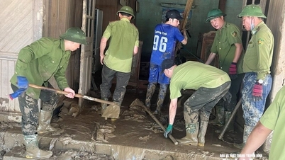 80 cán bộ kiểm lâm chủ động thực phẩm, mang theo dụng cụ để giúp người dân miền Tây Nghệ An khắc phục hậu quả mưa lũ