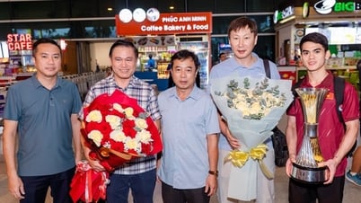 VIDEO: U23 Việt Nam tự hào trở về trong vòng tay người hâm mộ tại TP HCM