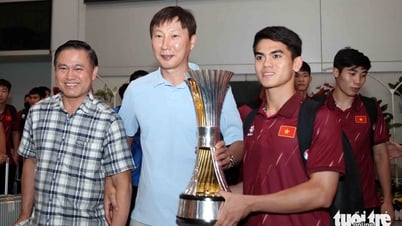 U23 Việt Nam cùng cúp vô địch trở về trong vòng tay người hâm mộ