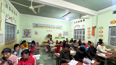 Lớp học xóa mù chữ nơi non cao Tu Mơ Rông