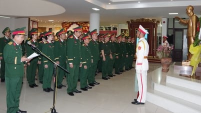 Đoàn Đại biểu tham dự Đại hội Đảng bộ Quân sự thành phố dâng hoa, báo công lên Chủ tịch Hồ Chí Minh