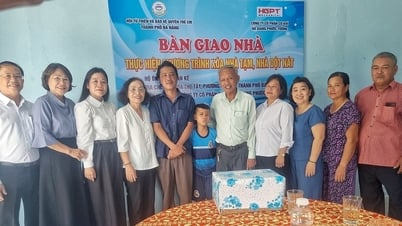 Bàn giao nhà cho hộ nghèo tại phường Cẩm Lệ
