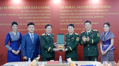 Đại tướng Nguyễn Tân Cương thăm Công ty viễn thông Metfone và Ngân hàng MB Campuchia