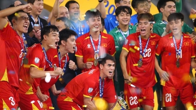 Video không có trên truyền hình: U23 Việt Nam hát vang ăn mừng vô địch