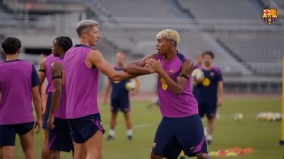 Lamine Yamal và Lewandowski ‘đấu võ’ trong buổi tập của Barca