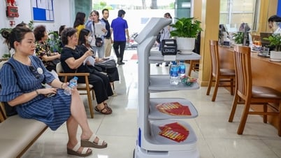 Người dân Hà Nội làm thủ tục hành chính được miễn phí đồ ăn, sử dụng robot lễ tân