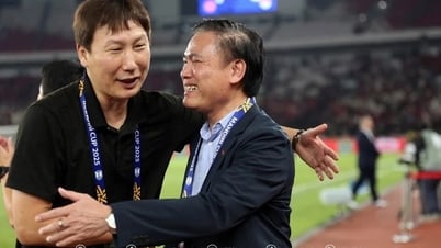 Remise de certificats de mérite aux personnes ayant contribué à soutenir l'équipe nationale masculine de football des moins de 23 ans