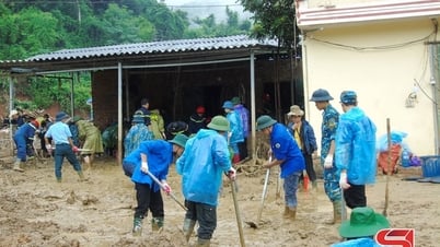 Đoàn viên, thanh niên tham gia hỗ trợ nhân dân bị ảnh hưởng bởi thiên tai tại xã Chiềng Sơ