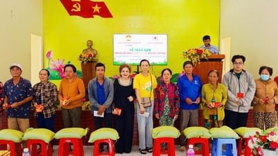 Trao 100 phần quà hỗ trợ người dân bị ảnh hưởng bão số 3 tại xã Ba Sao