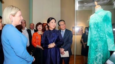 Phu nhân Ngô Phương Ly tặng áo dài, tranh sơn mài cho bảo tàng Nga