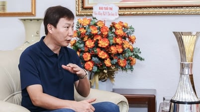 HLV Kim Sang Sik tiết lộ chuyện vì sao lạy trọng tài