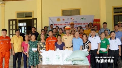 Công an tỉnh Nghệ An thăm hỏi, động viên người dân vùng lũ