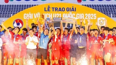 Công Phương bị khoá chặt, PVF vô địch U21 Quốc gia