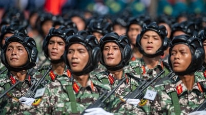 Chiến sĩ diễu binh vượt nắng thao trường 'đổ lửa'
