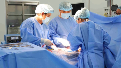 Bóc tách thành công khối u buồng trứng to như thai 7 tháng cho bé gái 15 tuổi