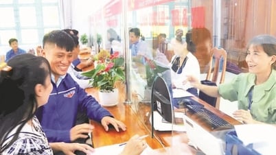 Thanh niên hỗ trợ người dân làm quen chính quyền số