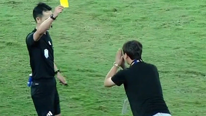 HLV Kim Sang-sik chắp tay vái lạy trọng tài, dùng độc chiêu phá bài ném biên của U23 Indonesia