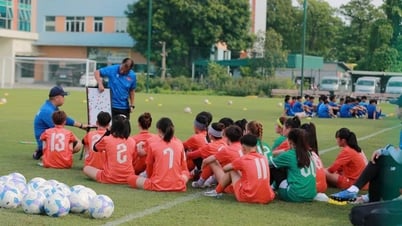 Đội tuyển U20 nữ Việt Nam thi đấu giao hữu với đội bóng U13 nam PVF