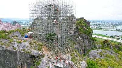 Dựng giàn giáo khủng "cứu" Hòn Vọng Phu trên đỉnh núi