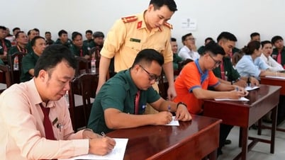 Gần 100 tài xế ký cam kết chấp hành nghiêm các quy định về an toàn giao thông