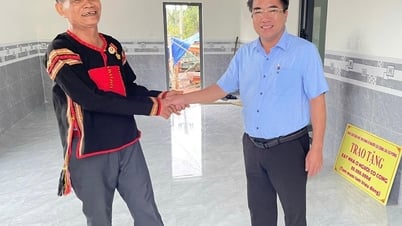 Xã Cư Pơng bàn giao nhà cho gia đình có công với cách mạng, thân nhân liệt sĩ