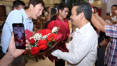 Thứ trưởng Hoàng Đạo Cương đón U23 Việt Nam trở về sau chiến tích vô địch Đông Nam Á