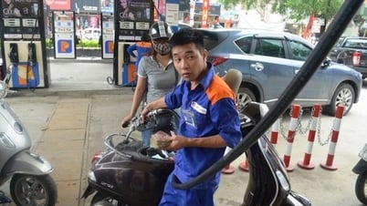 Giá xăng RON 95 tăng lên gần 20.000 đồng/lít