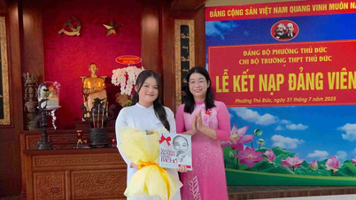 Học sinh đầu tiên của phường Thủ Đức được đứng vào hàng ngũ của Đảng