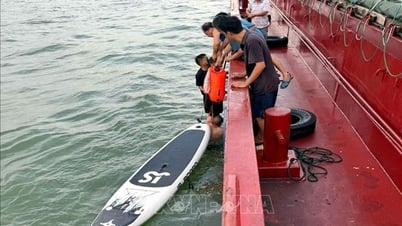 Cứu được hai bố con lênh đênh trên biển nhiều giờ