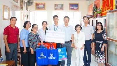 Trao học bổng cho học sinh, sinh viên có hoàn cảnh khó khăn